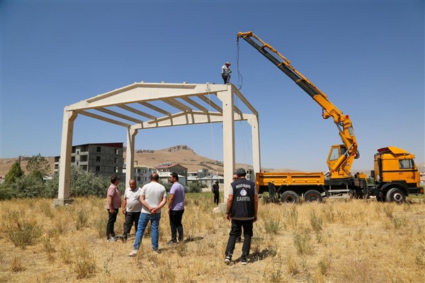 Van’da kamu alanlarını işgal eden yapıları kaldırıyor<