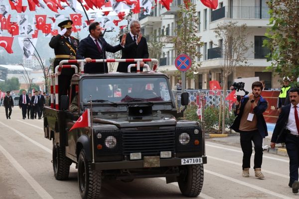 Hatay’da Cumhuriyet’in 103. yıl dönümü Atatürk Caddesi’nde kutlandı<