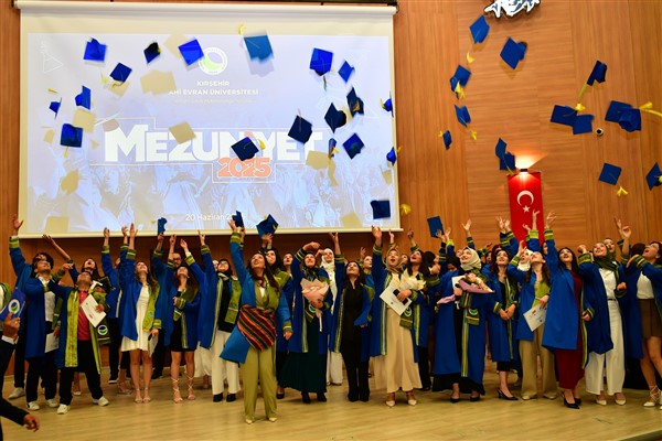 Kırşehir Ahi Evran Üniversitesi'nde mezuniyet töreni
