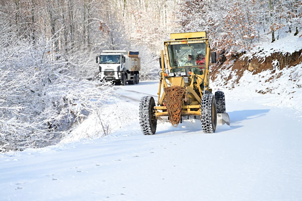Gemlik’te yüksek kesimlerde karla mücadele çalışmaları sürdürülüyor<