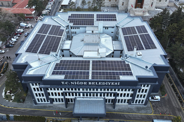 Niğde Belediyesi hizmet binasında fosil yakıt kullanımını sonlandırdı<