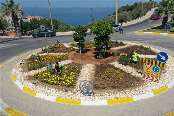 Aydın Büyükşehir Belediyesi'nden Kuşadası'na bakım ve çevre düzenlemesi<