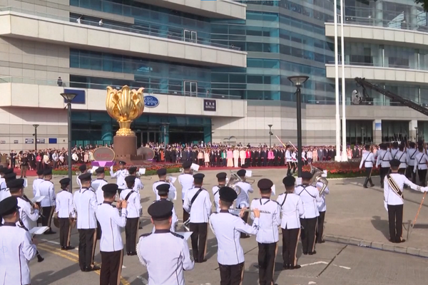 Hong Kong’da anavatana dönüşün 29. yılı bayrak töreniyle kutlandı<
