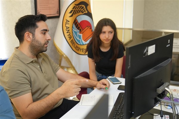 Alanya Belediyesi’nden üniversite adaylarına destek <