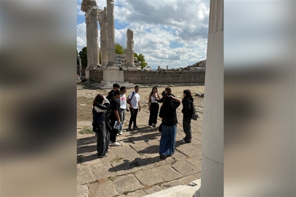 İzmirli öğrenciler, Pergamon Antik Kenti’nde dil becerilerini geliştirdi<