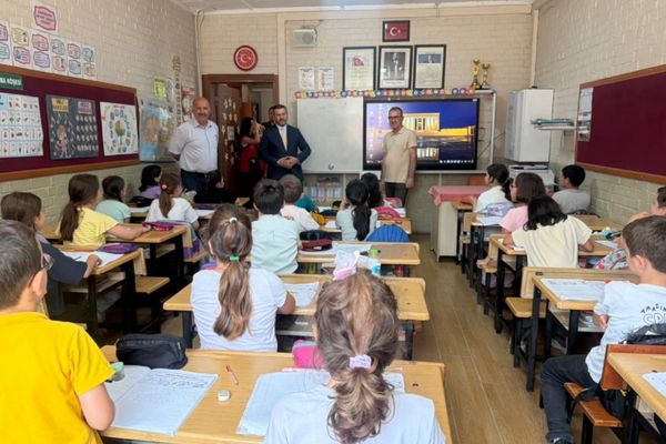 Çetinkaya, sınıf başkanı Melis Kaplan’ın seçim vaadini yerine getirdi<