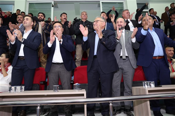 Başkan Büyükkılıç, Develi Belediyespor takımına tribünden izleyerek destek verdi