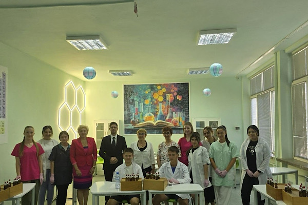 Plevenli öğrenciler, kimya ve yazılım alanındaki projelerini tanıttı<