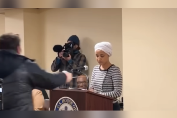 ABD Kongre üyesi Ilhan Omar, bilinmeyen bir sıvıyla saldırıya uğradı<