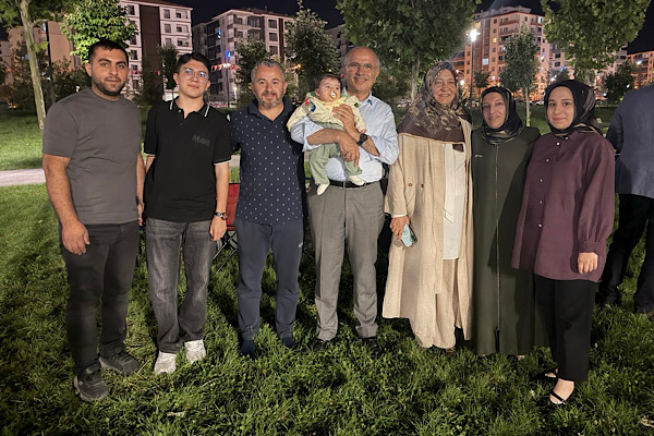 Başkan Er, Yüzüncü Yıl Kent Parkı’nda vatandaşlarla bir araya geldi<