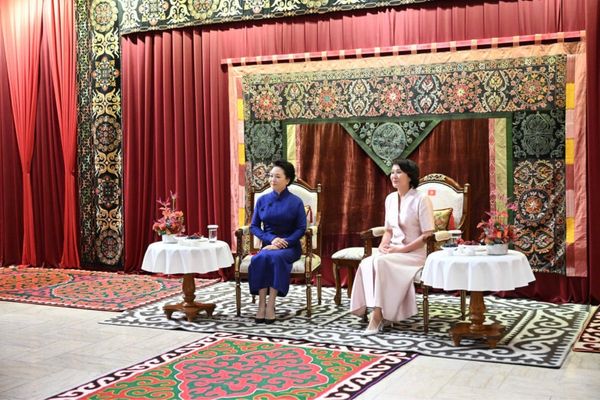 Peng Liyuan Kırgızistan Ulusal Tarih Müzesi’ni ziyaret etti<