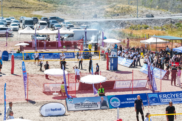 Erciyes’te 2 bin 200 metre rakımda plaj voleybolu turnuvası düzenlendi<