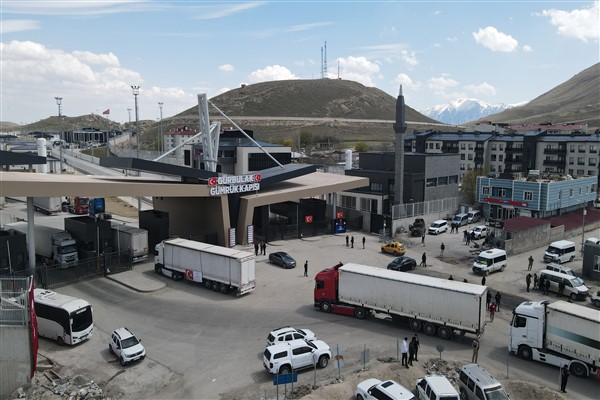 Türkiye’den İran’a ikinci etap insani yardım ulaştı