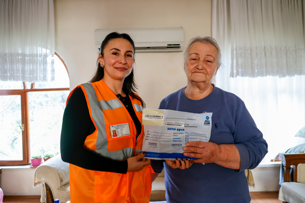 Antalya’da otobüste unutulan cüzdan sahibine teslim edildi 