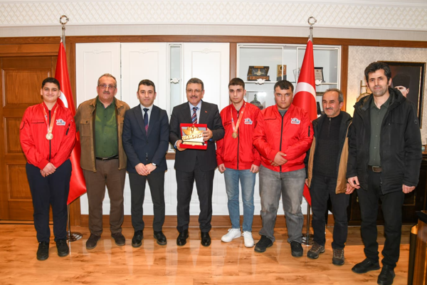 Genç, TEKNOFEST 2025’te Türkiye birincisi olan öğrencileri ağırladı<