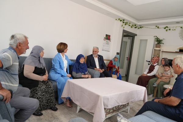 Ünlüce, 93 yaşındaki Fadime İpler’i evinde ziyaret etti<
