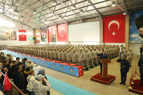 Kara ve Hava Kuvvetlerinde görev yapan acemi erlerin yemin törenleri yapıldı<