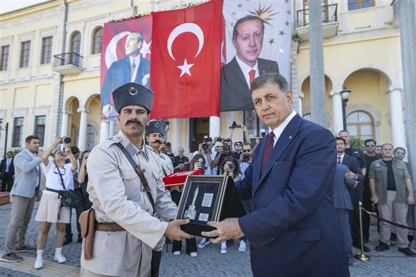 İzmir'de temsili bayram töreni yapıldı