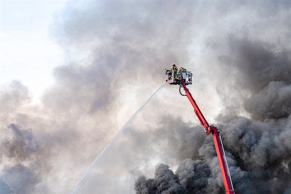 Gebze'de bir depoda çıkan yangına müdahale sürdürülüyor