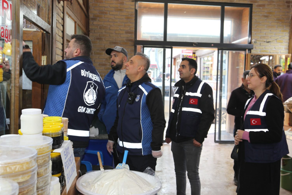 Van Büyükşehir Belediyesi Zabıtası, Peynirciler Çarşısı’nı denetledi<