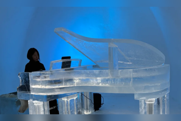 İsveç'in popüler buz hotelinin bu yılki sürprizi buzdan kuyruklu piano<