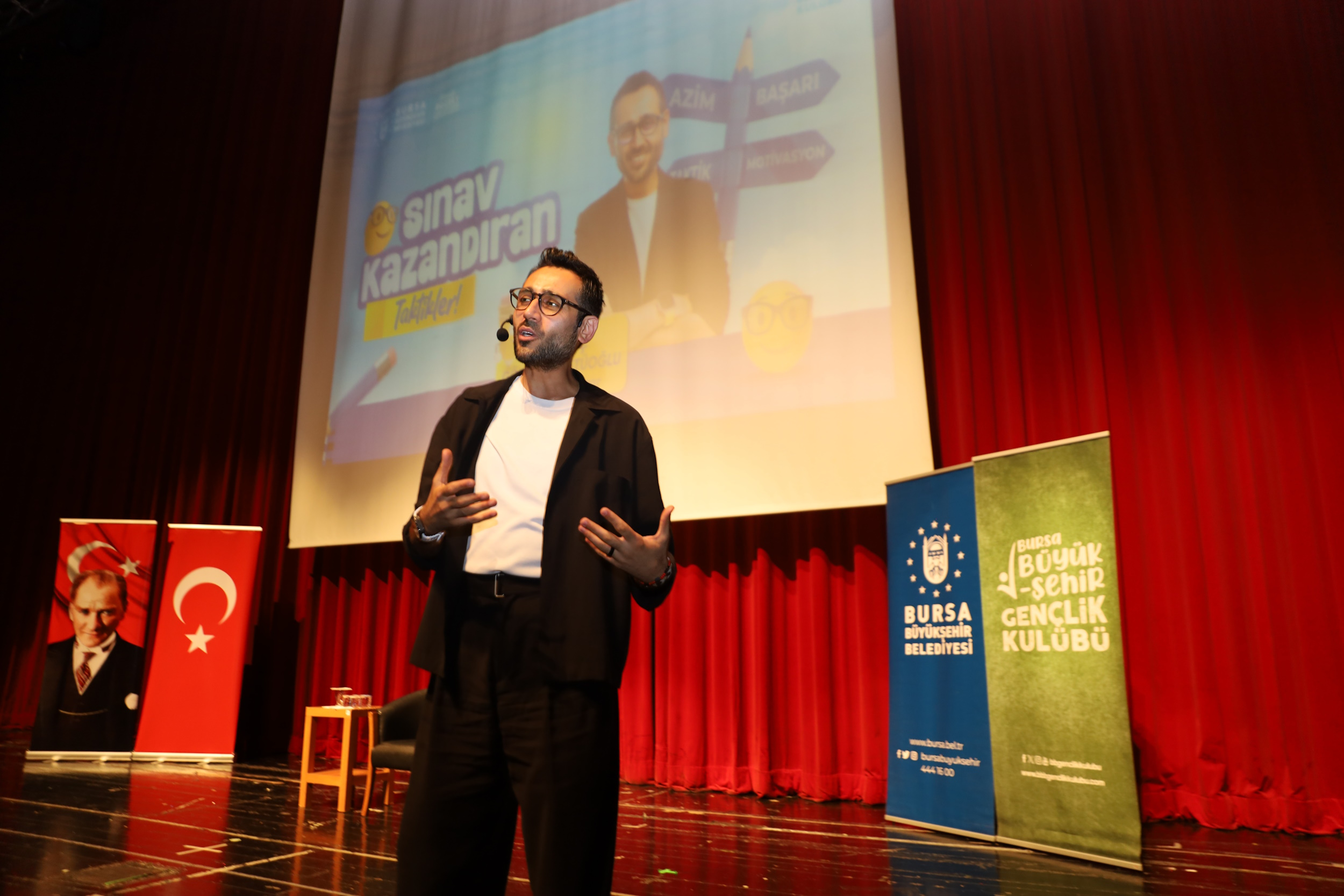 Eğitimci-Yazar Müftüoğlu, Bursa'da öğrencilerle buluştu