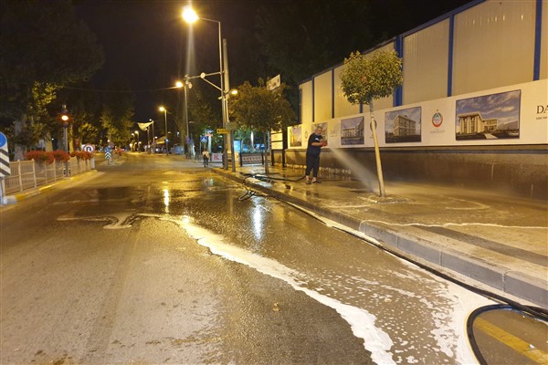 Yalova Belediyesi'nden merkez caddelere kapsamlı temizlik çalışması<