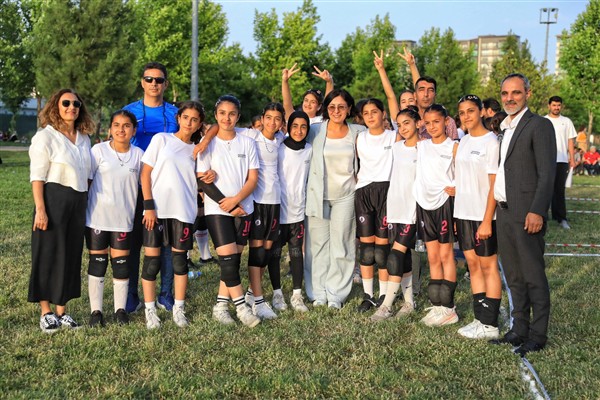 Kayapınar’da Mini Voleybol Turnuvası başladı<