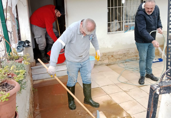 Menderes Belediyesi'nden yağışlar sonrası zarar gören evlerde temizlik çalışması<