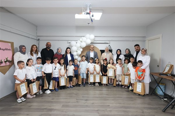 Çayırova çocuk kulübü öğrencileri karnelerine kavuştu<