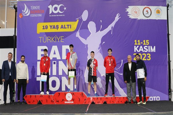Veysel Taşdemir, 19 Yaş Altı Türkiye Badminton Şampiyonası'nda Türkiye şampiyonu oldu