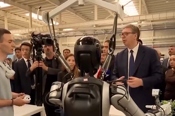 Vucic’ten Çin’in robot teknolojisine övgü<