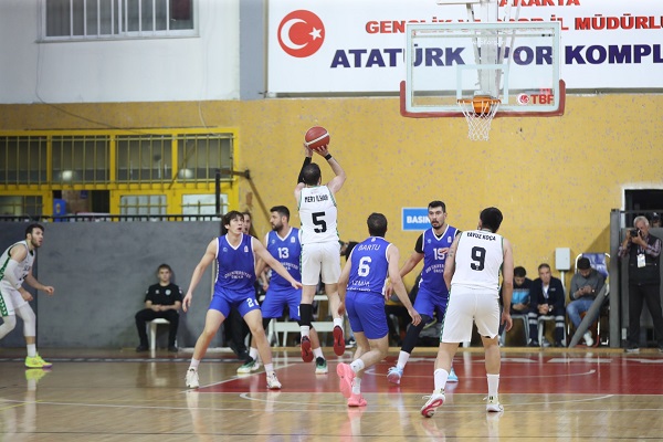 Sakarya Büyükşehir Basketbol Takımı, Ege Üniversitesi Daçka’yı mağlup etti<