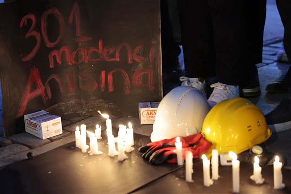 Soma’da hayatını kaybeden 301 madenci Konak’ta anıldı<