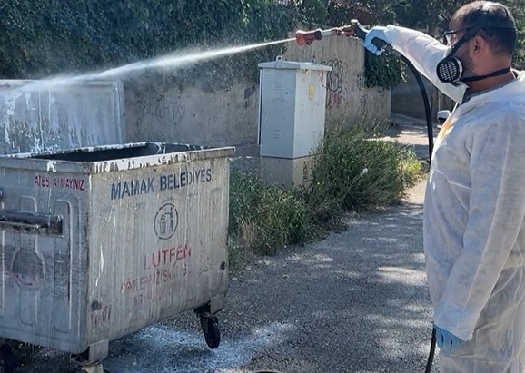 Mamak'ta çöp konteynerleri tek tek ilaçlanıyor<