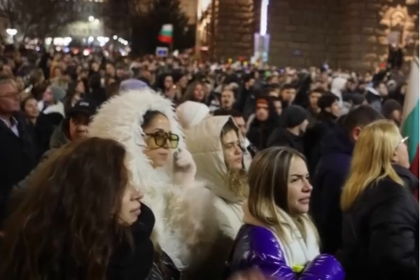 Sofya'da protestocular polisle çatıştı<