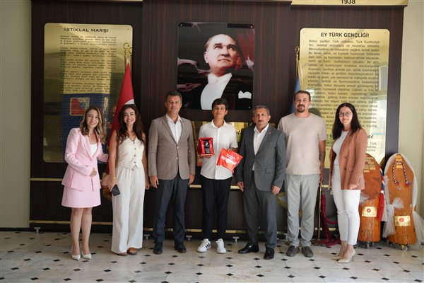 Başkan Sarıkurt’tan LGS şampiyonuna tebrik ziyareti	