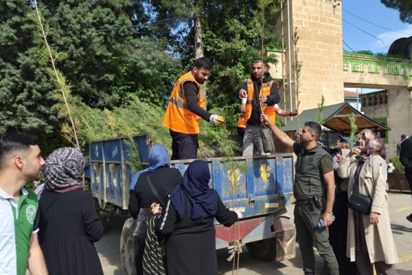 Mezarlıklarda fidan dağıtımıyla hayata yeşil dokunuş<