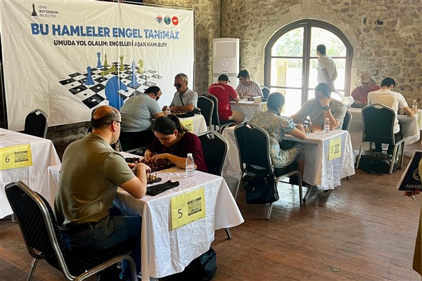 Görme engelli sporcular, satranç turnuvasında yarıştı<
