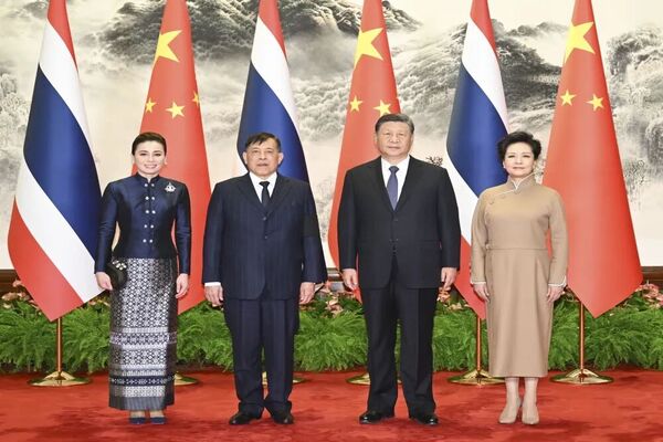 Xi Jinping, Tayland Kralı ile görüştü<