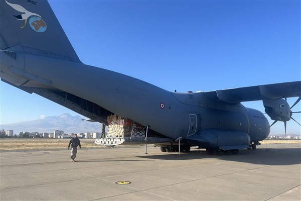 Gazze'ye gıda yardımı taşıyan uçak Ürdün'e ulaştı<