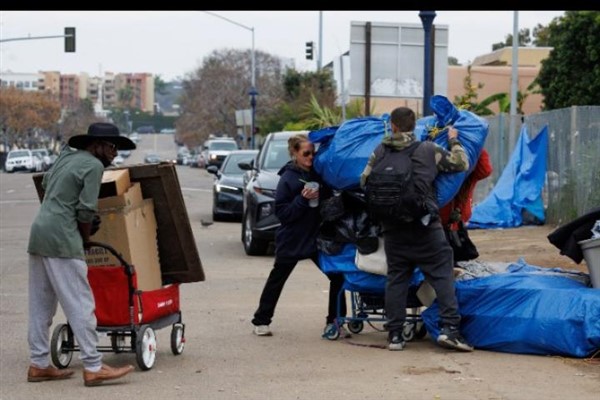 Politico anketi: Amerikalıların yarısı, iyi günlerin geride kaldığına inanıyor<
