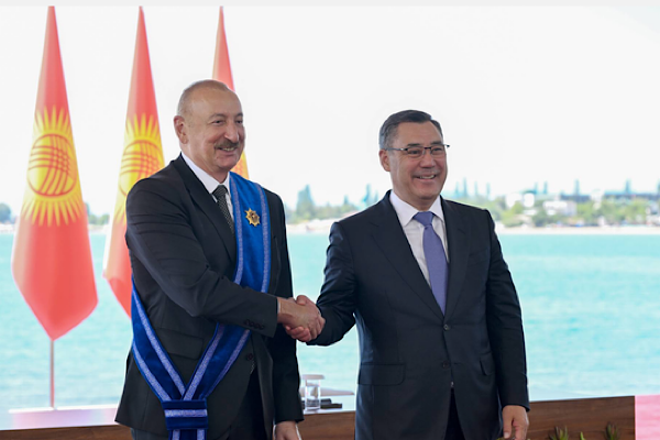 Azerbaycan ve Kırgızistan liderleri karşılıklı devlet nişanlarıyla ödüllendirildi<