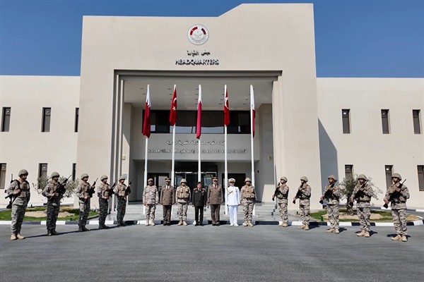 Bayraktaroğlu, Katar'da komutanlıkları ziyaret etti<