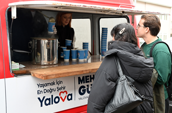 Yalova Belediyesi'nden öğrencilere çorba ikramı<