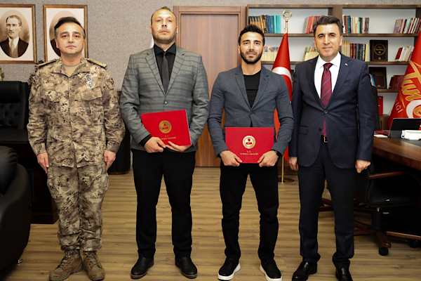 Tunceli’de boğulma tehlikesi geçiren çocuk polis müdahalesiyle kurtarıldı<