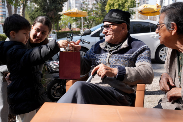 Çukurovalı çocuklar, huzurevini ziyaret etti<
