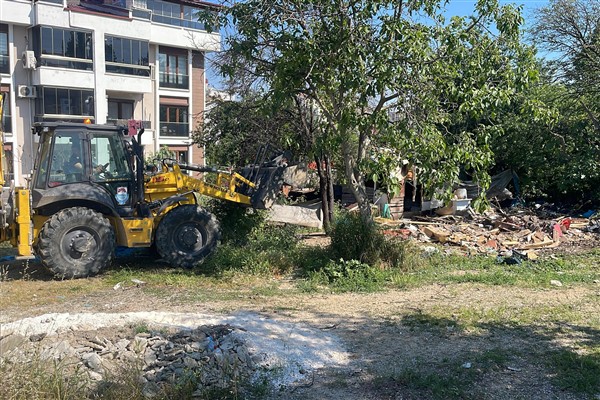 Yalova Belediyesi’nden Safran Yolu’nda metruk bina yıkımı<