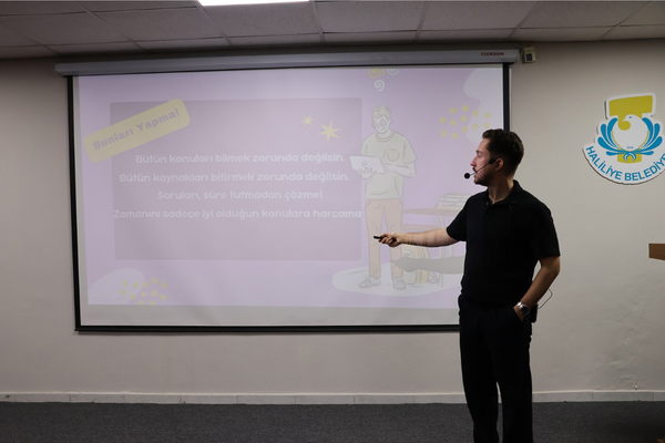 Haliliye’de üniversite adaylarına motivasyon ve rehberlik semineri<