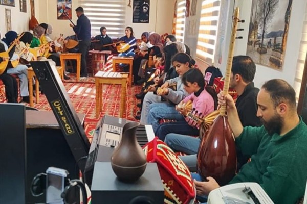 Bitlis Belediyesi'nin bağlama kursları devam ediyor